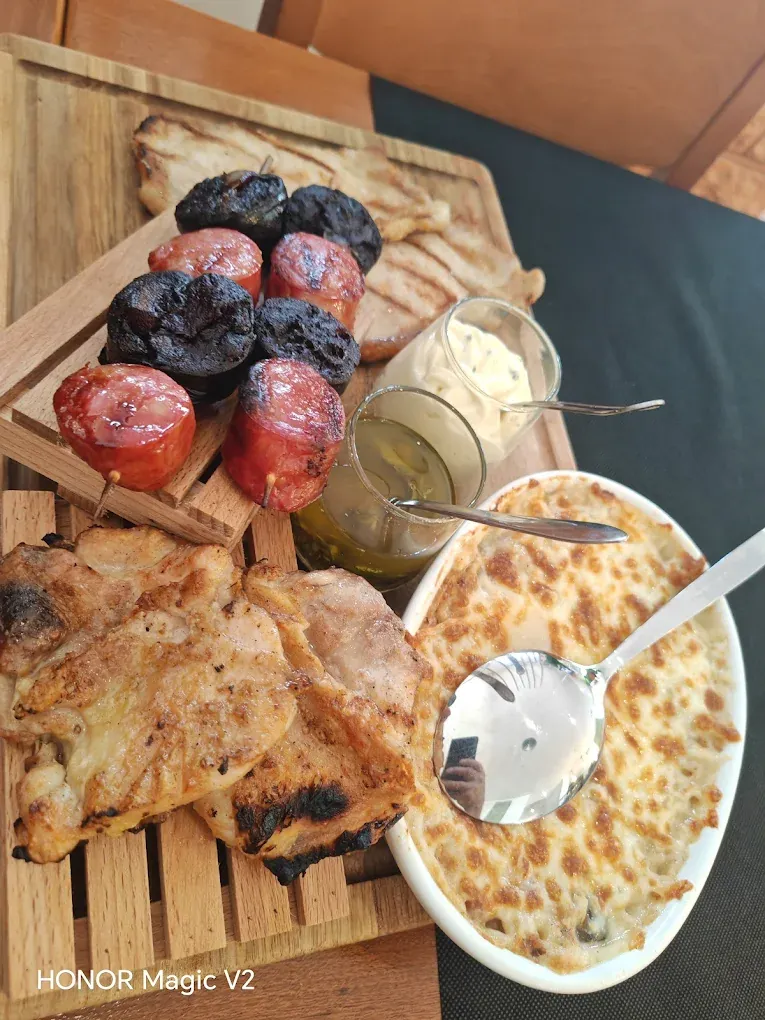 Espetada de enchidos, frango grelhado e gratinado